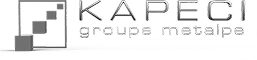 Logo KAPECI Groupe Metalpe : Design Métal Gris Logo de KAPECI groupe metalpe avec un pictogramme stylisé de carrés gris empilés et des lettres tridimensionnelles.