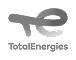 Logo TotalEnergies : Symbole et Nom de la Compagnie Logo de TotalEnergies en nuances de gris sur fond noir, représentant une forme abstraite torsadée et le texte 'TotalEnergies' en bas.